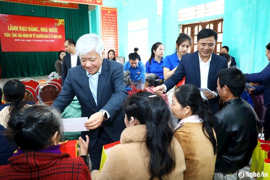 Chủ tịch Ủy ban Trung ương MTTQ Việt Nam Đỗ Văn Chiến tặng quà Tết cho hộ nghèo huyện Diễn Châu