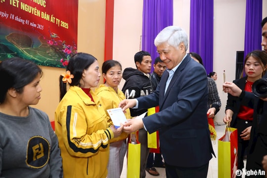 Đồng chí Đỗ Văn Chiến - Chủ tịch Ủy ban Trung ương MTTQ Việt Nam tặng quà Tết hộ nghèo tại huyện Thanh Chương