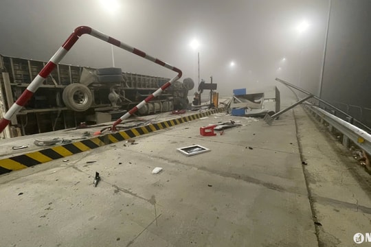 Xe container đâm trạm thu phí cao tốc, tạm thời đóng nút giao Nghi Phương