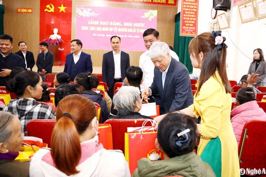 Chủ tịch Ủy ban Trung ương MTTQ Việt Nam Đỗ Văn Chiến tặng quà Tết hộ nghèo và trao công trình phúc lợi cho huyện Đô Lương