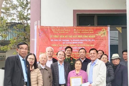Trao 200 triệu đồng hỗ trợ xây dựng nhà tình nghĩa tại TX. Hoàng Mai và huyện Quỳnh Lưu