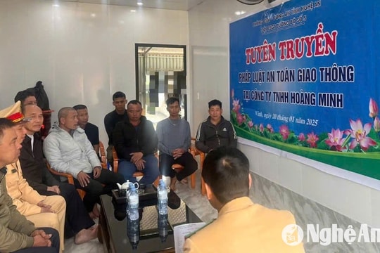 Đội Cảnh sát giao thông đường bộ số 5 tuyên truyền pháp luật an toàn giao thông tại TP. Vinh