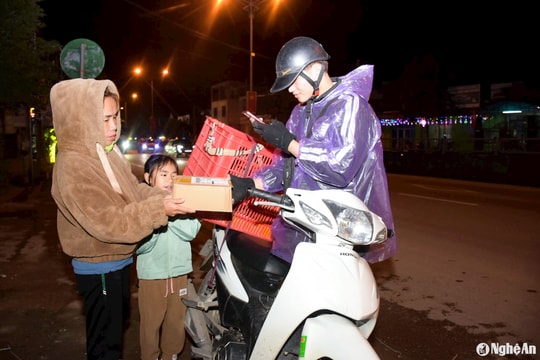 Shipper Nghệ An 'chạy sô' đơn hàng Tết
