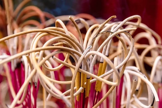 Rút tỉa chân nhang trước hay sau khi cúng ông Công, ông Táo?