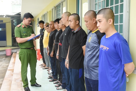 Khởi tố chủ quán phở và 12 người vụ đốt pháo hoa, nhảy múa trên Quốc lộ 1