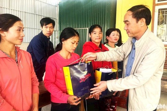 Ban Tuyên giáo Tỉnh uỷ Nghệ An trao quà Tết hộ nghèo tại huyện Quỳ Hợp