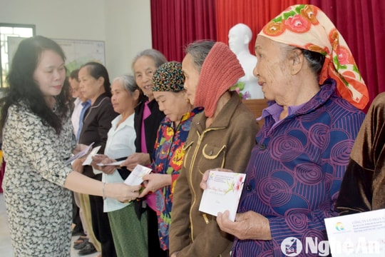 Trao quà Tết cho người nghèo ở huyện Diễn Châu