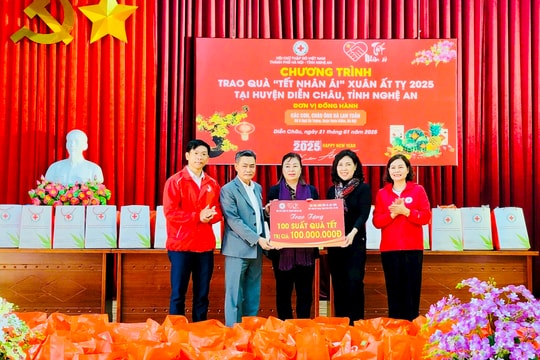 Hội Chữ thập đỏ Nghệ An trao 100 suất quà Tết tại huyện Diễn Châu