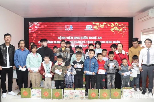 'Xuân yêu thương' sẻ chia hơn 800 triệu đồng cho bệnh nhân ung thư tại Nghệ An