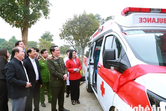 Công an Nghệ An tặng ô tô cứu thương cho Bệnh viện Đa khoa khu vực Tây Nam