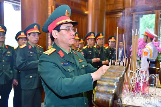 Bộ Chỉ huy Quân sự tỉnh Nghệ An dâng hoa, dâng hương tưởng niệm Chủ tịch Hồ Chí Minh