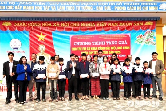 Trao tặng quà Tết cho trẻ em khó khăn ở Hưng Nguyên và Thanh Chương