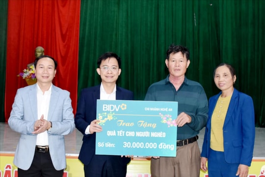 Báo Nghệ An và BIDV Chi nhánh Nghệ An trao quà Tết cho hộ nghèo ở huyện Hưng Nguyên