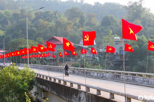 Đỏ rực sắc cờ mừng Đảng, mừng Xuân trên các bản làng vùng cao Nghệ An