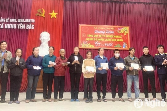 Ban Nội chính Tỉnh ủy tặng quà Tết người nghèo tại huyện Hưng Nguyên