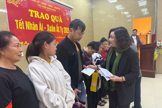 Trưởng ban Tuyên giáo Tỉnh ủy Nghệ An trao quà Tết cho hộ nghèo, hộ khó khăn tại Nghĩa Đàn