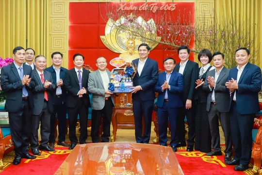 Ủy ban Đoàn kết Công giáo tỉnh thăm, chúc Tết Tỉnh uỷ Nghệ An