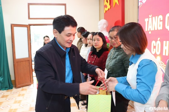 Tổng Liên đoàn Lao động Việt Nam trao quà Tết cho đoàn viên, người lao động huyện Quỳnh Lưu