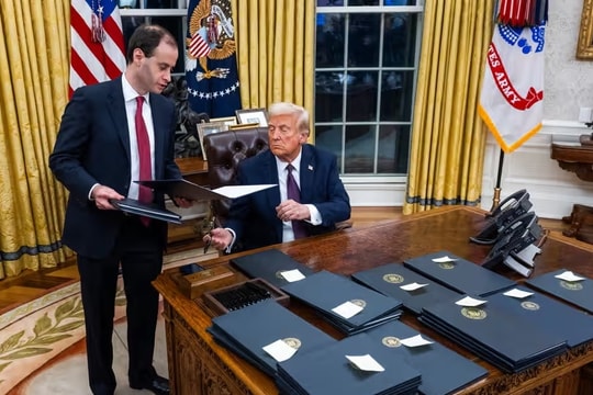 Ngày đầu nhậm chức bận rộn của ông Trump