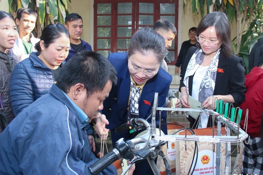 Đoàn đại biểu Quốc hội tỉnh Nghệ An trao quà Tết cho bệnh nhân nghèo, người khuyết tật và trẻ mồ côi