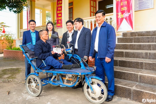 Báo Nghệ An và Bưu điện Nghệ An trao quà Tết cho người nghèo ở Thanh Chương