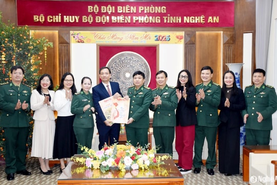 Báo Nghệ An chúc Tết Bộ Chỉ huy Quân sự và Bộ đội Biên phòng tỉnh