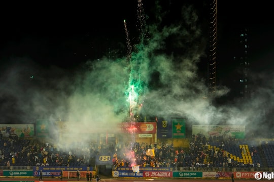 Niềm hạnh phúc vỡ òa trên sân Vinh khi SLNA giành chiến thắng đầu tiên tại V-League 2024/25