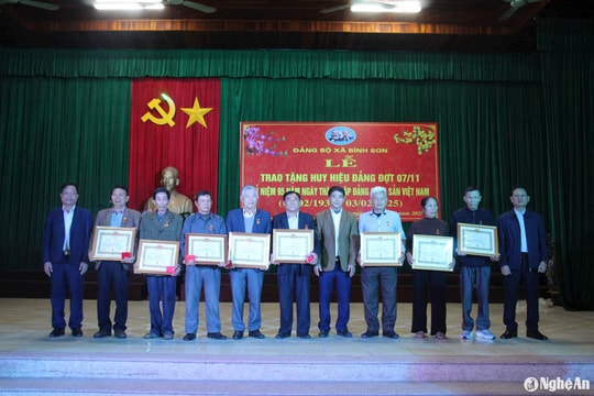 Trao Huy hiệu Đảng cho 18 đảng viên tại huyện Quỳnh Lưu