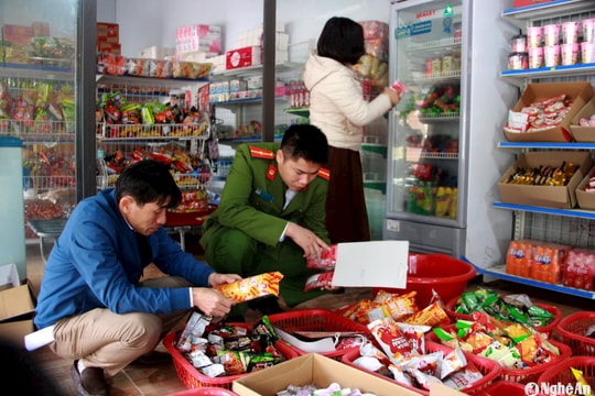 Nhiều bánh kẹo không rõ nguồn gốc bày bán ở vùng cao Nghệ An