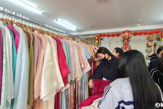 Dịch vụ cho thuê áo dài đắt khách ngày sát Tết