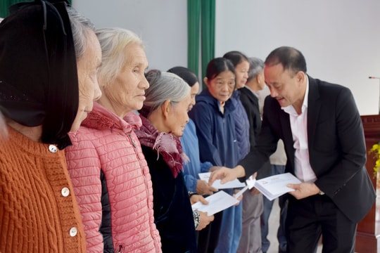 Báo Nghệ An trao quà Tết ở huyện Thanh Chương