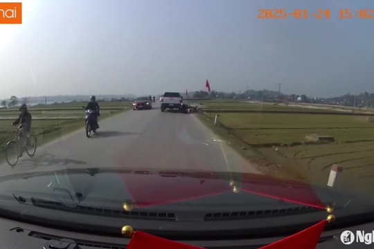 Xe bán tải chèn ngã hai người đi đường rồi bỏ chạy trên Quốc lộ 15