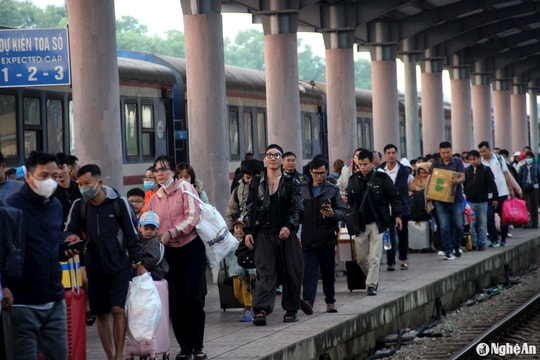 Người dân Nghệ An ùn ùn về quê nghỉ Tết