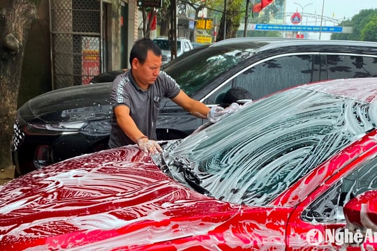 Thời điểm 'hoàng kim' của nghề rửa xe ở tỉnh nhiều ô tô tốp đầu cả nước
