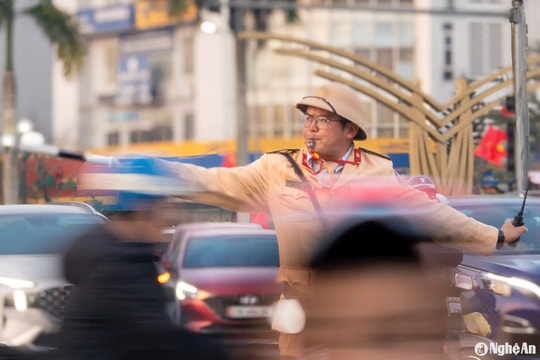 Cảnh sát căng mình điều tiết giao thông cận Tết ở TP Vinh