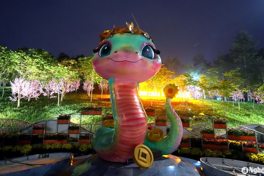 Linh vật rắn đón Tết Ất Tỵ 2025 tại TP. Vinh