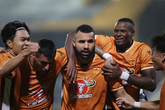 Đi xem Hà Nội FC đấu HAGL, HLV Kim Sang-sik nhận ngay nửa tỷ đồng; HAGL thắng Hà Nội FC sau 13 năm