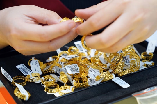 Giá vàng hôm nay 26/1/2025: Giá vàng thế giới giảm, vàng trong nước tăng rải rác