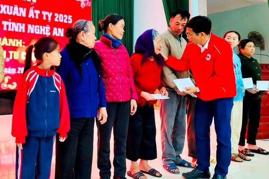 Hội Chữ thập đỏ Nghệ An trao quà Tết tại Yên Thành, Nghi Lộc và thành phố Vinh