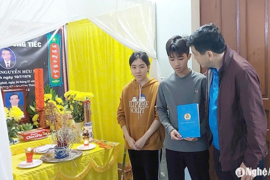 Liên đoàn Lao động tỉnh trao hỗ trợ cho gia đình 3 công nhân bị tai nạn lao động