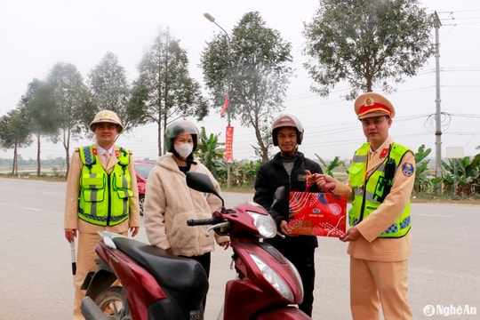 CSGT Công an Nghệ An hỗ trợ người dân về quê đón Tết
