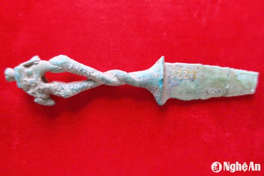 Bảo vật quốc gia 'Dao găm rắn ngậm chân voi' tại Bảo tàng Nghệ An