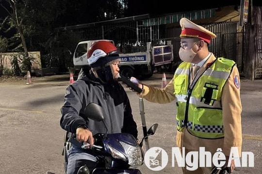 Cảnh sát giao thông Nghệ An xử lý nồng độ cồn khép kín các khung giờ, làm xuyên Tết
