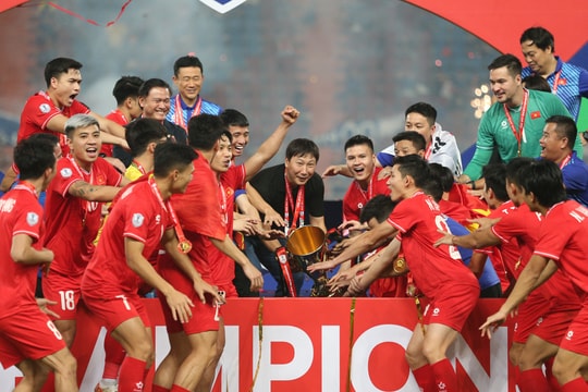 Nhìn lại bóng đá Việt Nam năm Giáp Thìn; FIFA nhắc lại kỳ tích Thường Châu