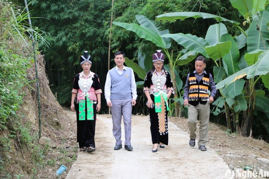 Bản đồng bào Mông Lưu Thông tự hào có thêm nữ đảng viên trẻ