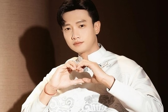 'Soái ca màn ảnh' và cách lì xì độc đáo vào sáng mùng 1