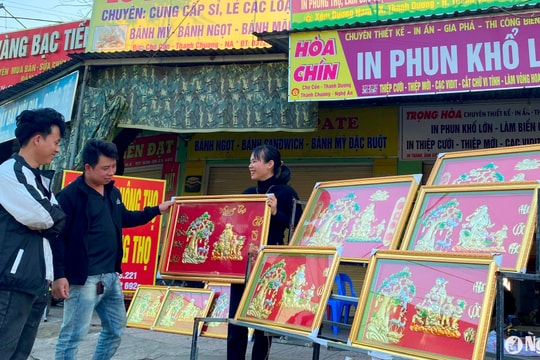 Sôi động thị trường tranh mừng thọ tại Nghệ An đầu năm mới