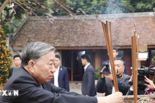 Tổng Bí thư Tô Lâm dâng hương tại Khu Di tích Quốc gia đặc biệt Cố đô Hoa Lư