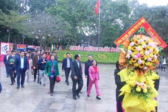 Văn phòng Đoàn Đại biểu Quốc hội và HĐND tỉnh dâng hoa tưởng niệm Chủ tịch Hồ Chí Minh