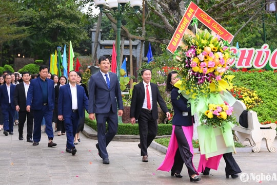 Báo Nghệ An dâng hoa tại Khu Di tích Kim Liên